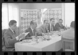 Fotografia "PUBLICIDADES' 'SEMANA DO MEIER' Publicidade - Semana do Meier (Almoço de banqueiros industriais e comerciante, na Churrascaria 'Arco Iris' para estudarem o lançamento da 'Semana do Meier'" ([Local n/d] , 1963) [negativo]. / Fotógrafo(a): Paulo Reis.  -- ITEM-0003.