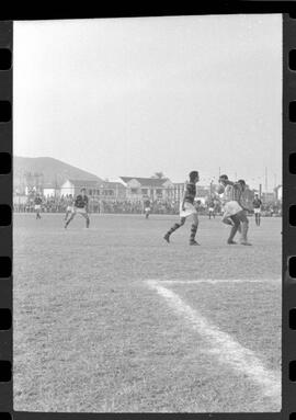 Fotografia "CAMPEONATO CARIOCA DE PROFISSIONAIS DE 1963 (1º TURNO) Jogos - Campeonato Carioca. Flamengo x Madureira (5 x 0) - Vasco x América (2 x 0) e Fluminense x Portuguesa (1 x 1). e Peter Kedzierski, homem voador dos EUA, (Vôo)" ([Local n/d] , 1963) [negativo]. / Fotógrafo(a): Equipe.  -- ITEM-0061.