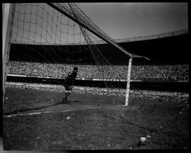 Fotografia "Futebol - Flamengo x Fluminense" ([Local n/d] , [Data n/d]) [negativo]. / Fotógrafo(a): Ângelo e Paulo.  -- ITEM-0002.