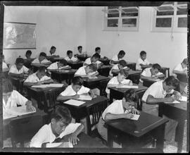 Fotografia "Pesca - R.J. (Escola Técnica Darcy Vargas), Reportagem Geral" ([Local n/d] , [Data n/d]) [negativo]. / Fotógrafo(a): Jean Manzon.  -- ITEM-0006.