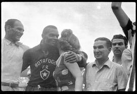 Fotografia "Futebol - R.J. (Campeonato Carioca - Jogo Botafogo x Fluminense), Seção: Esportes" ([Local n/d] , [Data n/d]) [negativo]. / Fotógrafo(a): Equipe.  -- ITEM-0145.