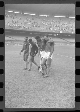 Fotografia "FLUMINENSE X BONSUCESSO; 'CAPEONATO [CAMPEONATO] CARIOCA DE FUTEBOL PROFISSIONAIS' Jogo no Maracanã - Fluminense x Bonsucesso (3x0), sendo que este jogo foi anulado devido a irregularidade havida), Reportagem de Esporte" ([Local n/d] , 1963) [negativo]. / Fotógrafo(a): Demócrito; Ribeiro.  -- ITEM-0077.