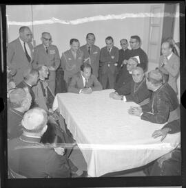 Fotografia "Usina Hidrelétrica Presidente João Goulart' Jango em Bom Jesus da Lapa (baía) por ocasião da inauguração da Uzina [Usina] Hidrelétrica 'Presid. Jango'" ([Local n/d] , 1963) [negativo]. / Fotógrafo(a): Neville.  -- ITEM-0012.