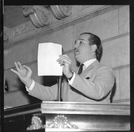 Fotografia "DISCURSO DEP. GAMA FILHO; 'ASSEMBLÉIA LEGISLATIVA' Discurso do Deputado Gama Filho na tribuna da Assembléia Legislativa" ([Local n/d] , 1963) [negativo]. / Fotógrafo(a): Luiz Santos.  -- ITEM-0006.