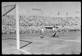 Fotografia "Futebol - Chile (Campeonato Mundial 1952) Brasil x Panamá, Repórter: Equipe, Esportes" ([Local n/d] , 1952) [negativo]. / Fotógrafo(a): José Casal.  -- ITEM-0018.