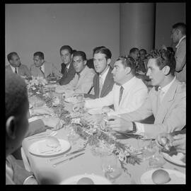 Fotografia "Banquete de 'Última Hora' em homenagem ao Vasco da Gama e Ademar Ferreira da Silva" ([Local n/d] , [Data n/d]) [negativo]. / Fotógrafo(a): Demócrito e Estrela.  -- ITEM-0061.