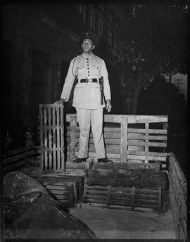 Fotografia "Polícia - Ladrões de tampas de boeiros" ([Local n/d] , [Data n/d]) [negativo]. / Fotógrafo(a): Vieira Junior.  -- ITEM-0002.