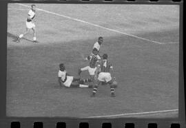 Fotografia "Jogos Campeonato Carioca; 'CAMPEONATO CARIOCA DE 1963' de PROFISSIONAIS (1º Turno) Jogos Vasco x Fluminense (3 x 1) Botafogo x Canto do Rio (3 x 0) America x Madureira (5 x 2) e Olaria x Portuguesa, Reportagem de Esporte" ([Local n/d] , 1963) [negativo]. / Fotógrafo(a): Equipe.  -- ITEM-0064.