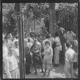 Fotografia "CONFUSÃO EM ORFANATO; RAPTO = FALSO RAPTO NA SOCIEDADE BENEFICENCIA [BENEFICÊNCIA] SÃO JOÃO DA CRUZ - provocada por Rosane - Jesus Mãe de Terezinha de Sesus de cinco anos - Rosane é debil [débil] mental e tem outros filhos mais quando fica auterada [alterada] vai para porta estabelecimento fazer escandalo [escândalo] - Terezinha ficará internada no orfanato" ([Local n/d] , 1961) [negativo]. / Fotógrafo(a): MÉRA.  -- ITEM-0001.