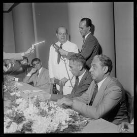 Fotografia "Banquete de 'Última Hora' em homenagem ao Vasco da Gama e Ademar Ferreira da Silva" ([Local n/d] , [Data n/d]) [negativo]. / Fotógrafo(a): Demócrito e Estrela.  -- ITEM-0017.