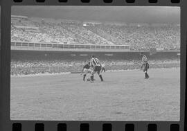 Fotografia "FUTEBOL = 'CAMPEONATO CARIOCA DE PROFISSIONAIS' Jogo Flamengo x Botafogo (3 x 1), America x Portuguesa (2 x 1), Madureira x Bangu (1 x 2), C. Grande x S. Cristovão (1 x 0) e C. Rio x Olaria (1 x 7), Reportagem de Esporte" ([Local n/d] , 1963) [negativo]. / Fotógrafo(a): Equipe.  -- ITEM-0216.