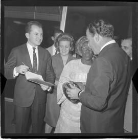 Fotografia "Jango c/ Dª Romana [Brasília]; Visita de D. Romana ao Presidente Jango em Brasília que lhe faz entrega do chapéu típico da Nigéria, Reportagem de Sucursal" ([Local n/d] , 1963) [negativo]. / Fotógrafo(a): Sucursal; Novelli.  -- ITEM-0001.