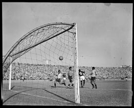 Fotografia "Futebol - Excursão do Flamengo a países sul-americanos" ([Local n/d] , [Data n/d]) [negativo]. / Fotógrafo(a): Equipe.  -- ITEM-0011.