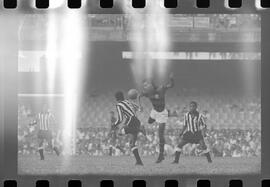 Fotografia "FUTEBOL = 'CAMPEONATO CARIOCA DE PROFISSIONAIS' Jogo Flamengo x Botafogo (3 x 1), America x Portuguesa (2 x 1), Madureira x Bangu (1 x 2), C. Grande x S. Cristovão (1 x 0) e C. Rio x Olaria (1 x 7), Reportagem de Esporte" ([Local n/d] , 1963) [negativo]. / Fotógrafo(a): Equipe.  -- ITEM-0020.