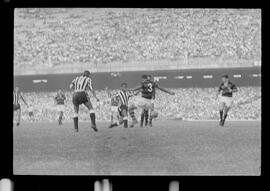 Fotografia "FUTEBOL = 'CAMPEONATO CARIOCA DE PROFISSIONAIS' Jogo Flamengo x Botafogo (3 x 1), America x Portuguesa (2 x 1), Madureira x Bangu (1 x 2), C. Grande x S. Cristovão (1 x 0) e C. Rio x Olaria (1 x 7), Reportagem de Esporte" ([Local n/d] , 1963) [negativo]. / Fotógrafo(a): Equipe.  -- ITEM-0145.