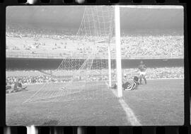 Fotografia "FUTEBOL = 'CAMPEONATO CARIOCA DE PROFISSIONAIS' Jogo Flamengo x Botafogo (3 x 1), America x Portuguesa (2 x 1), Madureira x Bangu (1 x 2), C. Grande x S. Cristovão (1 x 0) e C. Rio x Olaria (1 x 7), Reportagem de Esporte" ([Local n/d] , 1963) [negativo]. / Fotógrafo(a): Equipe.  -- ITEM-0079.