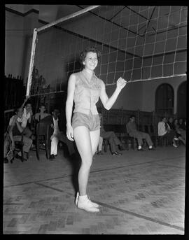 Fotografia "Voleibol - Selecionados brasileiros de voleibol = masculino e feminino" ([Local n/d] , [Data n/d]) [negativo]. / Fotógrafo(a): [Autoria n/d].  -- ITEM-0003.