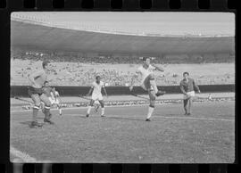 Fotografia "FLUMINENSE X BONSUCESSO; 'CAPEONATO [CAMPEONATO] CARIOCA DE FUTEBOL PROFISSIONAIS' Jogo no Maracanã - Fluminense x Bonsucesso (3x0), sendo que este jogo foi anulado devido a irregularidade havida), Reportagem de Esporte" ([Local n/d] , 1963) [negativo]. / Fotógrafo(a): Demócrito; Ribeiro.  -- ITEM-0003.