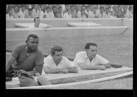 Fotografia "FUTEBOL = 'CAMPEONATO CARIOCA DE PROFISSIONAIS' Jogo Flamengo x Botafogo (3 x 1), America x Portuguesa (2 x 1), Madureira x Bangu (1 x 2), C. Grande x S. Cristovão (1 x 0) e C. Rio x Olaria (1 x 7), Reportagem de Esporte" ([Local n/d] , 1963) [negativo]. / Fotógrafo(a): Equipe.  -- ITEM-0221.