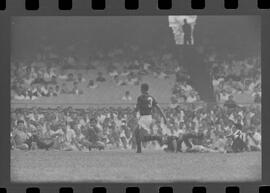 Fotografia "FUTEBOL = 'CAMPEONATO CARIOCA DE PROFISSIONAIS' Jogo Flamengo x Botafogo (3 x 1), America x Portuguesa (2 x 1), Madureira x Bangu (1 x 2), C. Grande x S. Cristovão (1 x 0) e C. Rio x Olaria (1 x 7), Reportagem de Esporte" ([Local n/d] , 1963) [negativo]. / Fotógrafo(a): Equipe.  -- ITEM-0036.