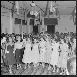 Fotografia "Concursos de beleza - R.J. ('Rainha do Verão, 1952'). Terezinha Del Panta, Reportagem Geral" ([Local n/d] , 1952) [negativo]. / Fotógrafo(a): Equipe.  -- ITEM-0011.