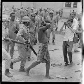 Fotografia "Rebelião em presídio, Reportagem Geral" ([Local n/d] , [Data n/d]) [negativo]. / Fotógrafo(a): [Autoria n/d].  -- ITEM-0002.