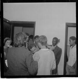 Fotografia "Rebelião dos Lavradores que ocupam Terras em Capivari' Padre Anibal, depondo no Forum de Caxias - caso de Capivari, Reportagem de Broxado" ([Local n/d] , 1963) [negativo]. / Fotógrafo(a): Ferreira.  -- ITEM-0021.