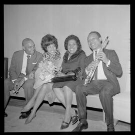 Fotografia "CLUBE RENASCENÇA' Booker Piltman e Eliana no Renascença e Walter Soares dos Santos o 'Walter Feijão', Reportagem de Zé Carlos" ([Local n/d] , 1963) [negativo]. / Fotógrafo(a): José Gomes.  -- ITEM-0002.