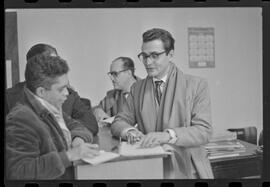 Fotografia "Rep. pelo SUL DO BRASIL (ESPECIAL); 'REPORTAGEM ESPECIAL DE 'UH' 'CONTRABANDO DE ARMAS, Em S. PAULO, SANTA CATARINA, RIO GRANDE DO SUL ETC...' Reportagem feita pela equipe de 'UH'), Reportagem de Amado Ribeiro" ([Local n/d] , 1963) [negativo]. / Fotógrafo(a): Paulo Reis.  -- ITEM-0046.