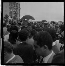 Fotografia "Carlos Lacerda - chegando de Porto Alegre; Chegada de Carlos Lacerda, Reportagem de Caban" ([Local n/d] , 1963) [negativo]. / Fotógrafo(a): Ribeiro.  -- ITEM-0006.