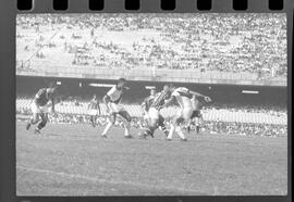 Fotografia "Jogos Campeonato Carioca; 'CAMPEONATO CARIOCA DE 1963' de PROFISSIONAIS (1º Turno) Jogos Vasco x Fluminense (3 x 1) Botafogo x Canto do Rio (3 x 0) America x Madureira (5 x 2) e Olaria x Portuguesa, Reportagem de Esporte" ([Local n/d] , 1963) [negativo]. / Fotógrafo(a): Equipe.  -- ITEM-0058.