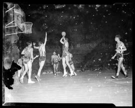 Fotografia "Esporte - basquete internacional" ([Local n/d] , [Data n/d]) [negativo]. / Fotógrafo(a): Ângelo.  -- ITEM-0001.