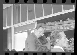 Fotografia "Jango em Recife; Jango Goulart em Recife. sendo recebido pelo Governador Miguel Arraes no Aeroporto do Estado.)" ([Local n/d] , 1963) [negativo]. / Fotógrafo(a): Sucursal.  -- ITEM-0032.