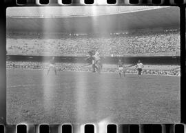 Fotografia "CAPEONATO [CAMPEONATO] CARIOCA DE 1963' (PROFISSIONAIS) (1º Turno) Jogo Famengo [Flamengo] x Campo Grande (5 x 0); Jogo Flamengo e Campo Grande, Reportagem de Esporte" ([Local n/d] , 1963) [negativo]. / Fotógrafo(a): Ribeiro; Demócrito.  -- ITEM-0031.