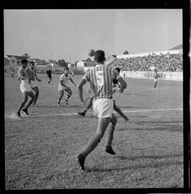 Fotografia "FUTEBOL = 'CAMPEONATO CARIOCA DE PROFISSIONAIS' Jogo Flamengo x Botafogo (3 x 1), America x Portuguesa (2 x 1), Madureira x Bangu (1 x 2), C. Grande x S. Cristovão (1 x 0) e C. Rio x Olaria (1 x 7), Reportagem de Esporte" ([Local n/d] , 1963) [negativo]. / Fotógrafo(a): Equipe.  -- ITEM-0314.