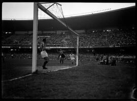 Fotografia "Esporte - Juventus x Austria" ([Local n/d] , [Data n/d]) [negativo]. / Fotógrafo(a): Ângelo.  -- ITEM-0006.