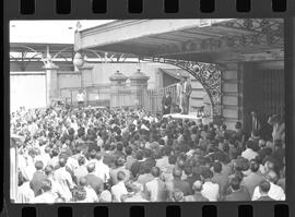 Fotografia "Sindicato dos Ferroviários' Leopoldina - Reunião no Sindicato dos Ferroviários - Volta ao trabalho" ([Local n/d] , 1963) [negativo]. / Fotógrafo(a): Ribeiro.  -- ITEM-0018.