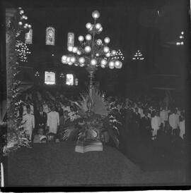 Fotografia "Benção de espadins na Candelária; 'ESCOLA NAVAL' 'CADETES' Benção de Espadins na Igreja da Candelária, entrega de espadim aos novos oficiais da Marinha, servindo de paraninfo do cadete, Mario Ubirajara Hoeke, o Sr. João Etcheverry)" ([Local n/d] , 1963) [negativo]. / Fotógrafo(a): Ferreira.  -- ITEM-0006.