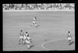 Fotografia "Jogos Campeonato Carioca; 'CAMPEONATO CARIOCA DE 1963' de PROFISSIONAIS (1º Turno) Jogos Vasco x Fluminense (3 x 1) Botafogo x Canto do Rio (3 x 0) America x Madureira (5 x 2) e Olaria x Portuguesa, Reportagem de Esporte" ([Local n/d] , 1963) [negativo]. / Fotógrafo(a): Equipe.  -- ITEM-0212.