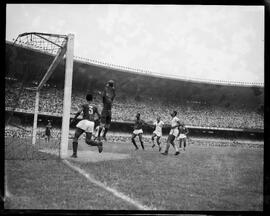 Fotografia "Esporte - Futebol - América x Bangú" ([Local n/d] , [Data n/d]) [negativo]. / Fotógrafo(a): Equipe.  -- ITEM-0007.