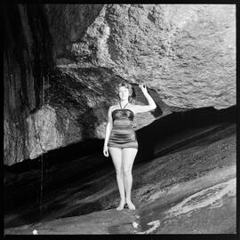 Fotografia "Rainha do Verão - Candidatas na Barra da Tijuca, Reportagem Geral" ([Local n/d] , [Data n/d]) [negativo]. / Fotógrafo(a): Equipe.  -- ITEM-0001.