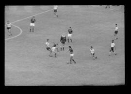 Fotografia "CAPEONATO [CAMPEONATO] CARIOCA DE 1963' (PROFISSIONAIS) (1º Turno) Jogo Famengo [Flamengo] x Campo Grande (5 x 0); Jogo Flamengo e Campo Grande, Reportagem de Esporte" ([Local n/d] , 1963) [negativo]. / Fotógrafo(a): Ribeiro; Demócrito.  -- ITEM-0067.