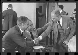 Fotografia "Assembléia Legislativa' Assembléia - Reunião secreta da bancada petebista - CPI etc com a presença do deputado Hercules Correia, com relação á sua prisão no Sindicato dos têxteis)" ([Local n/d] , 1963) [negativo]. / Fotógrafo(a): Paulo Reis.  -- ITEM-0004.