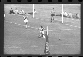 Fotografia "Jogos Campeonato Carioca; 'CAMPEONATO CARIOCA DE 1963' de PROFISSIONAIS (1º Turno) Jogos Vasco x Fluminense (3 x 1) Botafogo x Canto do Rio (3 x 0) America x Madureira (5 x 2) e Olaria x Portuguesa, Reportagem de Esporte" ([Local n/d] , 1963) [negativo]. / Fotógrafo(a): Equipe.  -- ITEM-0237.