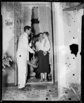 Fotografia "Concurso - entrega de prêmio" ([Local n/d] , [Data n/d]) [negativo]. / Fotógrafo(a): [Autoria n/d].  -- ITEM-0001.