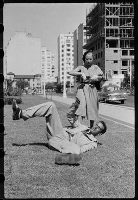 Fotografia "Jiu Jitsu em plena via pública com Carlos Renato , Repórter: Carlos Renato" ([Local n/d] , [Data n/d]) [negativo]. / Fotógrafo(a): Equipe.  -- ITEM-0011.