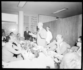 Fotografia "Banquete - 'Última Hora' - classes produtoras e financeiras - Sr. Oswaldo Aranha" ([Local n/d] , [Data n/d]) [negativo]. / Fotógrafo(a): [Autoria n/d].  -- ITEM-0001.