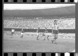 Fotografia "CAPEONATO [CAMPEONATO] CARIOCA DE 1963' (PROFISSIONAIS) (1º Turno) Jogo Famengo [Flamengo] x Campo Grande (5 x 0); Jogo Flamengo e Campo Grande, Reportagem de Esporte" ([Local n/d] , 1963) [negativo]. / Fotógrafo(a): Ribeiro; Demócrito.  -- ITEM-0052.