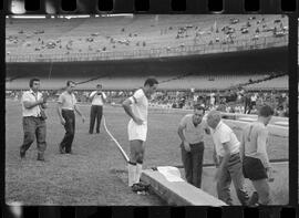 Fotografia "FLUMINENSE X BONSUCESSO; 'CAPEONATO [CAMPEONATO] CARIOCA DE FUTEBOL PROFISSIONAIS' Jogo no Maracanã - Fluminense x Bonsucesso (3x0), sendo que este jogo foi anulado devido a irregularidade havida), Reportagem de Esporte" ([Local n/d] , 1963) [negativo]. / Fotógrafo(a): Demócrito; Ribeiro.  -- ITEM-0016.