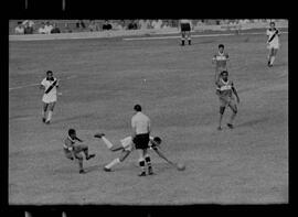 Fotografia "CAMPEONATO CARIOCA DE PROFISSIONAIS DE 1963' (1º Turno) Jogo Vasco da Gama x Olaria (1 x 0) no Maracanã" ([Local n/d] , 1963) [negativo]. / Fotógrafo(a): Demócrito; Ribeiro.  -- ITEM-0042.